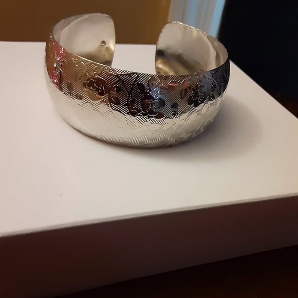 3 silver tone bangle bracelets - Picture 5 of 7